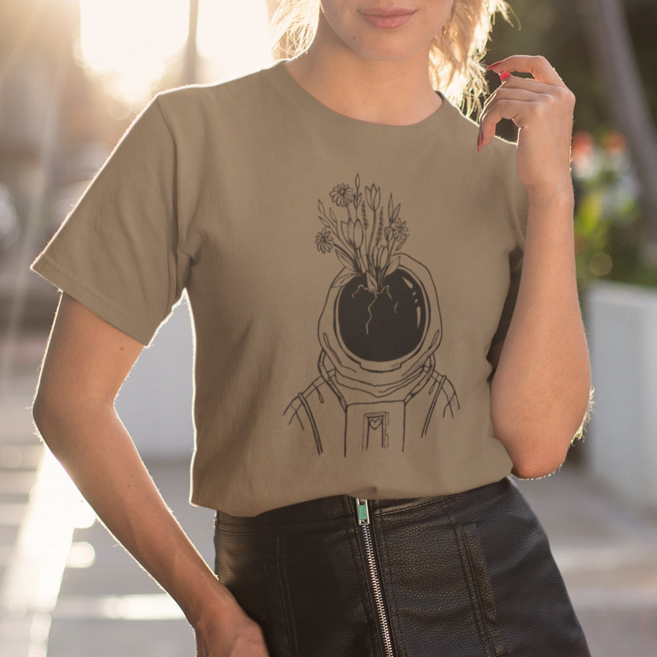 Khaki T-Shirt Spaceman mit Blumen