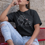 Nagellack in Form eines schwarzen T-Shirts